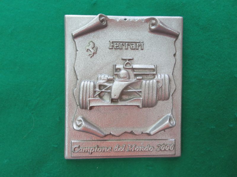 画像1: フェラーリ・ファクトリー　鋳造　Ｆ1/2000年　チャンピオン記念オブジェ　縦15.6ｃｍ　横13ｃｍ (1)